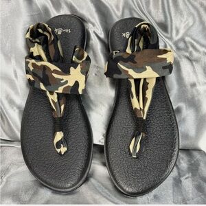 SANUK YOGA SLING ‘ELLA’ SANDALS. CAMO PRINT. 9.